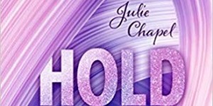 Beitragsbild des Blogbeitrags Rezension: Hold me now - Julie Chapel 