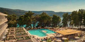 Beitragsbild des Blogbeitrags Beautiful Beach Resort – HVAR [PLACES HOTEL] by Valamar – in Croatia 