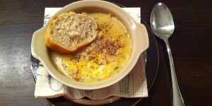 Beitragsbild des Blogbeitrags Französische Zwiebelsuppe à la végan 