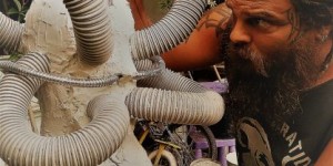 Beitragsbild des Blogbeitrags Lähmende Endlosschleifen durchbrechen – Radikalkunst von Chris Moser