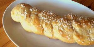 Beitragsbild des Blogbeitrags Veganer Striezel aus Germteig