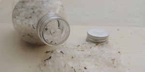 Beitragsbild des Blogbeitrags DIY vegane Naturkosmetik: “Gute Besserung” Kräuter-Badesalz 