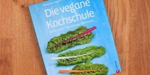 Beitragsbild des Blogbeitrags “Die vegane Kochschule – Küchenpraxis · Warenkunde · 200 Rezepte” von Sebastian Copien