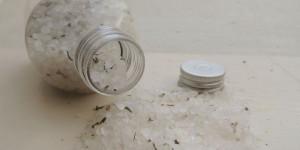 Beitragsbild des Blogbeitrags DIY vegane Naturkosmetik: „Gute Besserung“ Kräuter-Badesalz
