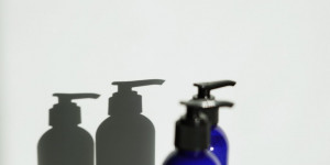 Beitragsbild des Blogbeitrags Wohin mit alten Shampoos, Duschgels & Co? Die 7 besten Recycling-Tipps!