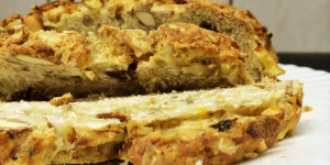 Beitragsbild des Blogbeitrags Süßes veganes Apfelbrot – An Apple a day… und den verbacken im Brot