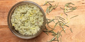 Beitragsbild des Blogbeitrags DIY-Kosmetik für den Sommer: Bodypeeling mit Zitrone und Rosmarin