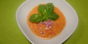 Beitragsbild des Blogbeitrags Schnelle, vegane Rezepte zur Vorratsverwertung: Gazpacho