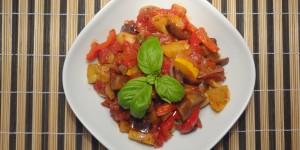 Beitragsbild des Blogbeitrags Schnelle, vegane Rezepte zur Vorratsverwertung: Das Ratatouille