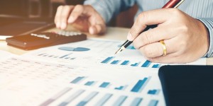 Beitragsbild des Blogbeitrags Coinbase prüft Listing von GRAM, Dfinity und 15 weiteren Kryptowährungen