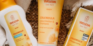 Beitragsbild des Blogbeitrags Unsere Pflegeroutine mit Weleda Baby