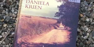 Beitragsbild des Blogbeitrags „Irgendwann werden wir uns alles erzählen“ von Daniela Krien