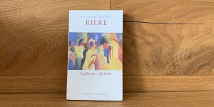 Beitragsbild des Blogbeitrags „Es gibt nur – die Liebe“ von Rainer Maria Rilke 
