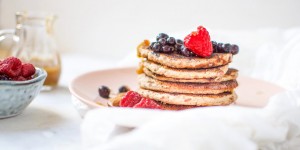 Beitragsbild des Blogbeitrags Zero Waste – Marzipan Pancakes aus Mandeltrester mit Dattel Karamell 