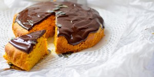 Beitragsbild des Blogbeitrags Saftiger Kürbis Kuchen mit Schokoguss
