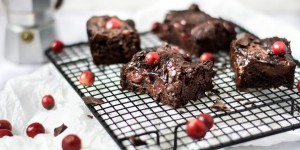Beitragsbild des Blogbeitrags Fudgy Brownies mit Kirschen und Preiselbeeren