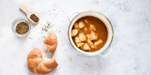 Beitragsbild des Blogbeitrags Kartoffelgulasch wie bei Oma (aber vegan)