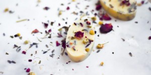 Beitragsbild des Blogbeitrags DIY-Nachten: Feste Handcreme mit Blütenduft