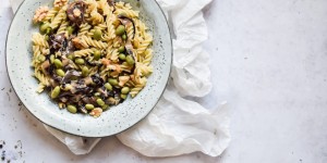 Beitragsbild des Blogbeitrags Cremige Pasta mit Edamame und Radicchio 