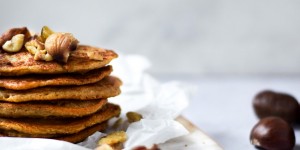 Beitragsbild des Blogbeitrags Fluffige Kastanien Pancakes – vegan, glutenfrei, zuckerfrei