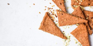Beitragsbild des Blogbeitrags Glutenfreies Knäckebrot mit Buchweizen und Kastanie