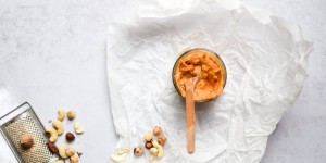 Beitragsbild des Blogbeitrags gewürzte Süsskartoffel Butter mit Nüssen