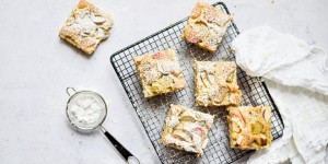 Beitragsbild des Blogbeitrags Rhabarber Blechkuchen mit Birne