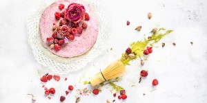 Beitragsbild des Blogbeitrags Raw Hatcha-Himbeer-Cheesecake auf Cashew-Kokos Basis – Anzeige