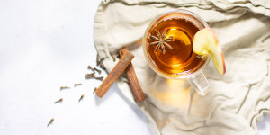 Beitragsbild des Blogbeitrags Einfacher alkoholfreier Apfelpunsch aus Apfelschalen