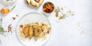 Beitragsbild des Blogbeitrags Grilltofu mit CousCous und Zitronen Brokkoli – Anzeige