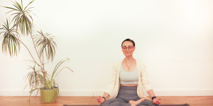 Beitragsbild des Blogbeitrags Go Green to Flow Green dein nachhaltiger 15 Minuten Yoga start in den Tag – Anzeige 