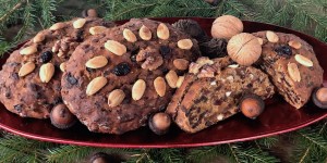 Beitragsbild des Blogbeitrags Kletzenbrot mit Eichelmehl, Nelkenwurz und Wildfrüchten