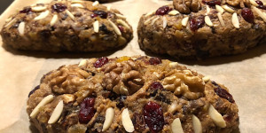 Beitragsbild des Blogbeitrags Kletzenbrot mit Eichelmehl, Bucheckern und Wildfrüchten