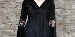 Beitragsbild des Blogbeitrags A velvet Bell Sleeve Top (Ellie & Mac sewing pattern)