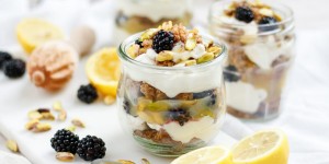 Beitragsbild des Blogbeitrags SÜSSER SPÄTSOMMER ZUM LÖFFELN! Lemon Curd Crumble im Glas mit Pistazien und Brombeeren