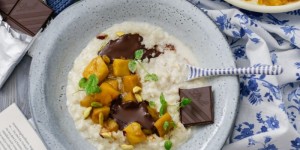 Beitragsbild des Blogbeitrags DEN ALLTAG ZARTSCHMELZEND VERSÜSSEN! Was ich an der neuen LINDT Excellence Milch Chocolade so liebe & Kokos Milchreis mit Mangokompott