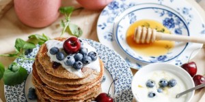 Beitragsbild des Blogbeitrags OH DU LIEBER PANCAKE STAPEL! Fluffige Waldheidelbeer-Joghurt Pancakes mit Honig, viel Liebe & Glücklichmacher Smoo 