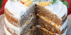 Beitragsbild des Blogbeitrags EAT CAKE. IT’S SOMEBODYS BIRTHDAY SOMEWHERE! Pfirsich Naked Cake mit Cashews und Topfen-Joghurt-Creme