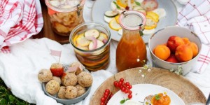 Beitragsbild des Blogbeitrags ZEIT FÜR EIN BUNTES EINWECK PICKNICK! …mit selbst gemachtem Ketchup, Hirsebällchen, Marillen-Chutney und süß-saurem eingelegtem Gemüse 