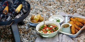 Beitragsbild des Blogbeitrags WIE IN KINDHEITSTAGEN – WOAZ GRILLEN MIT FAMILIE & FREUNDEN! Ein entspannter Sommertag mit Maiskolben, Ofenkartoffeln, Knoblauchdip und Tomaten-Melonen-Salat 