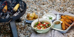Beitragsbild des Blogbeitrags WIE IN KINDHEITSTAGEN – WOAZ GRILLEN MIT FAMILIE & FREUNDEN! Ein entspannter Sommertag mit Maiskolben, Ofenkartoffeln, Knoblauchdip und Tomaten-Melonen-Salat