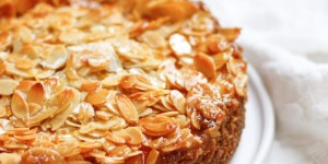Beitragsbild des Blogbeitrags OH HONEY HONEY! Cremiger Ricotta-Vanille-Cheesecake mit Mandel-Honigkaramell-Kruste