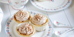 Beitragsbild des Blogbeitrags KUSCHLIGE LIEBHABMOMENTE! Apfelstrudel Cupcakes mit Zimtcreme & die neue Greengate Kollektion von Decor & More