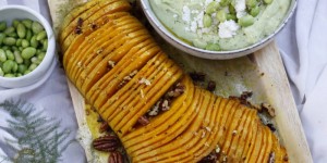 Beitragsbild des Blogbeitrags BUTTERNUT DELUXE! Gefächerter Butternuss-Kürbis aus dem Ofen mit Sojabohnen-Feta-Dip