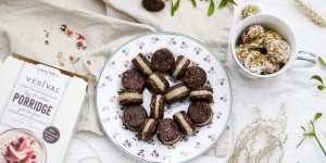 Beitragsbild des Blogbeitrags GESUNDE WEIHNACHTSNASCHEREIEN MIT VERIVAL! Gefüllte Kakao-Dattel-Cookies, Kürbis-Porridge-Glücksbällchen und Schoko-Crossies 