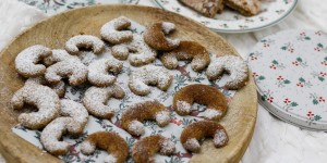 Beitragsbild des Blogbeitrags LASSET DEN PUDERZUCKER RIESELN! Die besten Vanillekipferl mit Mandeln und Einkornmehl