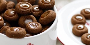 Beitragsbild des Blogbeitrags ZARTSCHMELZENDE WEIHNACHTSTALER! Schoko-Haselnuss-Kekserl mit Karamellfüllung