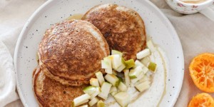 Beitragsbild des Blogbeitrags ZERO WASTE KÜCHE AM MORGEN! Fluffige Carrot Cake Pancakes mit Zimtjoghurt und Birnen