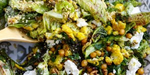 Beitragsbild des Blogbeitrags WINTERWUNDERSCHÜSSEL! Bunter Salat mit Hirse, Kurkuma-Karfiol, Grünkohlchips, gerösteten Kichererbsen, Ricotta und Honig-Senf-Dressing 