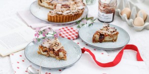 Beitragsbild des Blogbeitrags MONTAGSSÜSSE TARTESCHÖNHEIT! Zwetschken-Marmeladen-Tarte mit Vanille-Mandel-Füllung